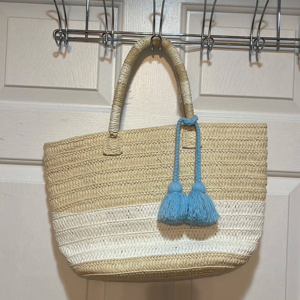 Altru medium sized straw tote bag
